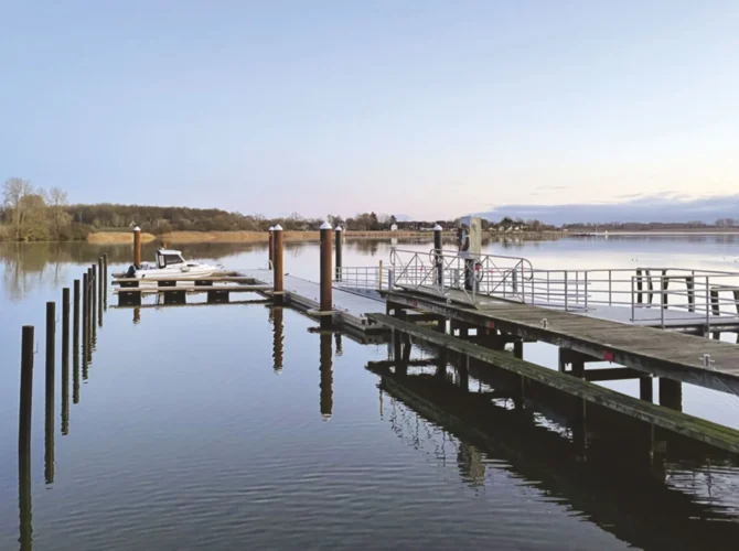 Uusi ponttoorilaituri: Portti rannan monipuolisiin nautintoihin ja pitkäaikaiseen arvoon