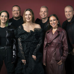 Suosittu musiikkiohjelma The Voice of Finland etenee jälleen kohti finaalia, ja katseet kääntyvät uusiin lahjakkuuksiin. Ohjelma on vuosien aikana nostanut esiin lukuisia laulajia, joista osa on rakentanut vahvan uran, kun taas osa on jatkanut hiljaisempaa tietä musiikin parissa. Kilpailu on säilyttänyt asemansa yhtenä Suomen seuratuimmista viihdeformaateista, ja jokainen kausi tuo mukanaan uusia tarinoita.