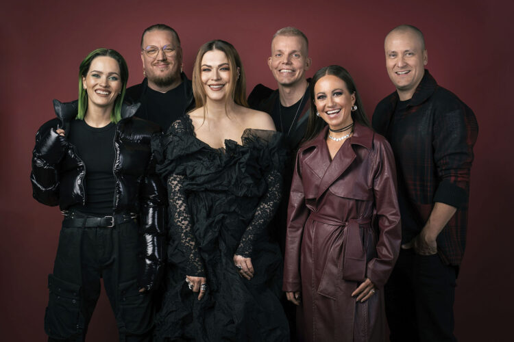 Suosittu musiikkiohjelma The Voice of Finland etenee jälleen kohti finaalia, ja katseet kääntyvät uusiin lahjakkuuksiin. Ohjelma on vuosien aikana nostanut esiin lukuisia laulajia, joista osa on rakentanut vahvan uran, kun taas osa on jatkanut hiljaisempaa tietä musiikin parissa. Kilpailu on säilyttänyt asemansa yhtenä Suomen seuratuimmista viihdeformaateista, ja jokainen kausi tuo mukanaan uusia tarinoita.